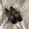 Zapatos Mary Jane Únicos con Tachuelas Rojas para Mujer, Colección Primavera/Verano 2026, Punta Cuadrada, Boca Baja, Zapatos Planos de Cuero con Correa Única