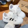 Tênis de sola grossa estilo coreano, novo modelo primavera 2026, sapatos brancos versáteis e leves, tênis casuais de nicho para estudantes