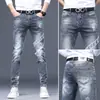 Jeans blancos estampados de alta gama italianos para hombre, pantalones casuales finos de corte slim para el verano 2026, marca de moda europea