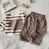 Conjunto infantil estilo coreano para primavera e outono, nova blusa de moletom bordada com urso de desenho animado para meninos e meninas, conjunto casual de duas peças listrado para bebês