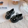 Zapatos pequeños de piel para niña, nueva colección primavera/verano 2026, zapatos infantiles con lazo de pedrería, perlas y detalles de encaje