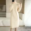 Suéter de cuello alto de longitud media para mujer Otoño e Invierno 2025 Vestido suéter de lana Nuevo vestido de punto engrosado