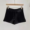 Shorts Esportivos Cinza de Hot Girl Americana para Mulheres Verão 2025 Versátil Cintura Alta Aparência Emagrecedora Alça Pequena Calça Casual