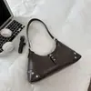 Bolsa de Motocicleta Simples Fashion Spicy Girl Bolsa de Mão de Nicho Outono 2026 Nova Retro Rebite Personalidade Bolsa de Axila