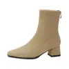Botas Curtas de Camurça Cor Damasco para Mulheres no Outono e Inverno Novo Estilo Francês Salto Grosso Bico Quadrado com Saia Simples e Fashionável Elásticas Ajustadas