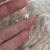 Aretes de Cobre Plateados en Plata Simples Pequeños Frescos Copo de Nieve Clavos para Hueso de la Oreja con Diamantes Moda Creativa Aretes de Tornillo Libre Día de San Valentín