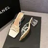Tacones altos cómodos para usar al aire libre, punta cuadrada francesa, modernos y versátiles, con tiras, estilo slip-on, nueva colección de verano 2026, tacón grueso, punta abierta