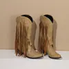 Botas de Cano Alto Apontadas Bordadas com Franjas Outono 2023 Botas de Couro com Rebites Moda Europeia e Americana Botas de Manga Salto Médio Comércio Exterior