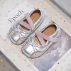 Sapatos de Couro Macio com Laço Fofo para Bebê Estilo Primavera/Outono 2026 Sapatos Pequenos de Couro para Meninas Moda Elegante Versátil Sapatos Individuais