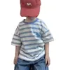 Nova camiseta infantil bordada 2026 verão casual manga curta estilosa listrada solta respirável para meninos e meninas