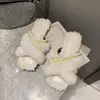 Chinelos de pelúcia com tiras cruzadas, modernos e da moda, para mulheres, novidade outono/inverno 2026, estilo coreano, com contas, para uso externo, planos, de algodão.