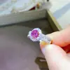 Anillo de moissanita rosa de 1 quilate lujo incrustado elegante anillo de diamante de color para mujer al por mayor segunda pluma de diamante lateral