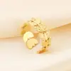 En stock estilo ins anillo abierto de acero inoxidable tejido cruzado exagerado textura irregular de hoja nicho anillo para dedo de mujer