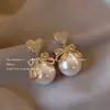 Versão coreana estilo TikTok de brincos de pérola populares para mulheres, luxo leve com sensação de alta qualidade, brincos versáteis de nicho, acessórios de orelha elegantes e modernos