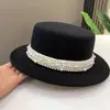 Chapéu de feltro elegante e moderno estilo Hepburn de copa reta com pérolas para mulheres, estilo britânico outono e inverno