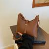 Bolsas de Nicho Femininas da Moda para Comércio Exterior 2025 Verão Novo Bolsa Transversal Versátil com Sensação de Alto Nível, Bolsa Balde de Ombro Único para Axila