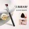 Brocha de Maquillaje Triangular, Brocha para Corrector, Brocha Individual de Cerdas Suaves Que No Absorbe Producto, Brocha para Iluminar el Surco Lagrimal sin Dejar Marcas, Brocha de Mango Largo
