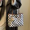 Bolso grande de moda de lunares transfronterizo para mujer, nuevo bolso tote casual de gran capacidad, versátil para ir al trabajo, moderno bolso de hombro y para el antebrazo