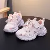 Zapatillas para niñas 2026 primavera y otoño nuevos zapatos casuales elegantes con suelas blandas, antideslizantes, versátiles tipo "dad shoes", zapatillas de correr para niños