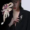 Broche de cristal de luxo leve de alta qualidade para mulheres, broche de lapela de moda simples, acessórios de vestuário, broche de pérola, fabricantes atacadistas