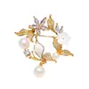 Broche de Flor de Concha de Zircón Chapado en Oro Real de 14K Estilo Lujo Ligero Perla de Imitación Nicho Moda de Gama Alta Exquisita Joyería de Pecho para Mujeres