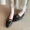 Sandalias Chuyuji de estilo retro para mujer, con remaches, punta fina y cerradas, planas, con una sola tira de hebilla, destalonadas, de suela blanda, adecuadas para ir al trabajo