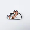 Broche Personalizado Divertido com Letras em Inglês Gato Laranja de Desenho Animado Fofo Formato Criativo Emblema de Metal Acessórios para Bolsa Pronto para Venda