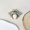 Nuevo broche de aleación para mujer, moderno y de alta gama, pin de lujo nicho para abrigos y trajes, simple y elegante, broche versátil