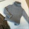 Conjunto infantil de inverno de três peças com forro de fleece e espessado, novo design de moda 2026: suéter de gola alta, colete espessado e calça