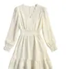 Vestido nuevo estilo francés de cuello en V 2026, ropa de otoño para mujer, talla petite, encaje estilo europeo, vestido corto dulce y encantador