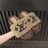 Chinelos Peludos de Comércio Exterior para Mulheres, Novos Sapatos Peludos de Solado Grosso Pequeno Cheirosos, Chinelos de Algodão Fofos e Estilosos de Salto Alto para Senhoras