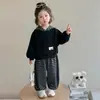 Traje Infantil Estilo Primavera e Outono 2026 Novo Estilo Meninos e Meninas com Capuz Moda Outono Roupa Esportiva para Bebê Conjunto de Duas Peças