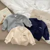 Casaco infantil de outono e inverno com forro de fleece, moletom cardigã casual para meninos e meninas, fleece fino versátil, jaqueta bomber de fleece de espessura média