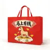 Bolsas de Regalo Rojas Personalizadas de Tela No Tejida para el Año Nuevo 2026 Bolsas Tote de Año Nuevo Impresión de Fábrica al por Mayor
