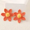 Pendientes de flor de rafia transfronterizos de Europa y Estados Unidos, pendientes de alta gama tejidos a mano, joyería de estilo vacacional para sesión de fotos de viaje para mujer, venta al por mayor