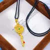 Moneda de Dinero Espíritu de la Montaña Pilar de Dragón Colgante de Oro Arena con Acentos Rojos y Verdes Chapados en Cobre Dorado, Collar de Lujo Moderno y Versátil