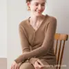 26 Novo estilo suéter de gola cruzada, suéter 100% caxemira pura, malha canelada de gola V, corte justo, que valoriza a silhueta, de manga comprida, elegante suéter feminino