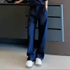 Nueva tendencia de verano: elegante conjunto de camisa a rayas oscuras con textura y caída relajada, estilo old money, atuendo casual y versátil