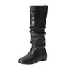 Botas planas europeias de cano médio para tamanhos grandes, novo estilo outono e inverno 2025, botas de montaria plissadas de bico redondo para mulheres