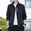 Roupas de Primavera e Outono 2026 Nova Jaqueta Masculina com Gola Alta Estilo Coreano Slim Tendência Estampada Jaqueta Casual para Exterior