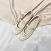 Sapatos Mary Jane Redondos com Logo Triangular de Metal Aumentadores de Altura 5cm para Mulheres 2025 Novo Estilo Sapatos Rasos com Tira Única Estilo Chanel
