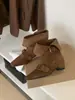 Botas curtas de salto anabela com fivela e bico quadrado 2026 outono e inverno estilo retrô para o dia a dia em camurça, sem cadarço