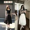 Falda de Maternidad Blanca de Media Longitud Verano 2026 Estilo Nuevo Línea A Adelgazante Estilo Coreano Elegante Fluida de Longitud Media para Mujeres Petites
