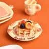 Juguetes de comida en miniatura platos de cena mini de resina tazas de té cucharas juego de vajilla de conejo de dibujos animados adornos pequeños de escritorio para casa de muñecas