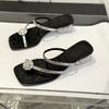 Nuevas Sandalias de Clip para Dedo del Pie Estilo Chino con Tacón Grueso Medio para Mujer, Nuevo Modelo de Verano 2026 con Pedrería, Sandalias Versátiles para Exteriores sin Cierre