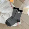 Calcetines Nuevos para Mujer de Otoño e Invierno, Calcetines sin Costuras de Caña Media con Etiquetas de Tela Rayadas, Estilo Japonés de Moda Casual Simples de Algodón