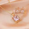 Pendientes y Collar Rectangulares de Circonita de Venta Caliente Transfronterizos, Set de Lujo de Nicho, Set de Dos Piezas de Colgante y Pendientes de Botón con un Toque de Alta Gama