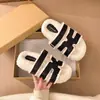 Pantuflas peludas de suela gruesa súper elegantes para mujer, nuevo modelo de invierno 2026, pantuflas de algodón tipo slip-on de felpa con punta abierta para el hogar