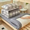 Juego de ropa de cama de tres piezas para dormitorio estudiantil de algodón, sábana de cama de algodón puro, funda de edredón, protector de colchón, tamaño individual, modelo nuevo 2026
