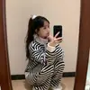 Conjunto de pijama listrado com capuz para casal, outono e inverno feminino, com estampa de zebra, design com zíper, forro de fleece e estilo cardigan de duas peças espessado.